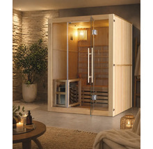 Innensauna aus Holz mit Glasfront und Glastür in einem hellen Wellnessraum mit Natursteinwand, Zimmerpflanze und Saunazubehör.