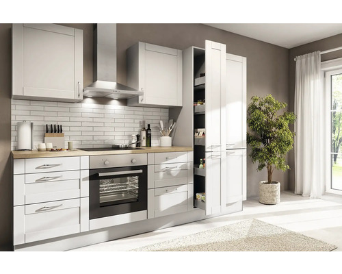 Moderne helle Küche mit weißen Fronten, Arbeitsplatte in Holzoptik, Backofen, Dunstabzugshaube und ausziehbarem Vorratsschrank.