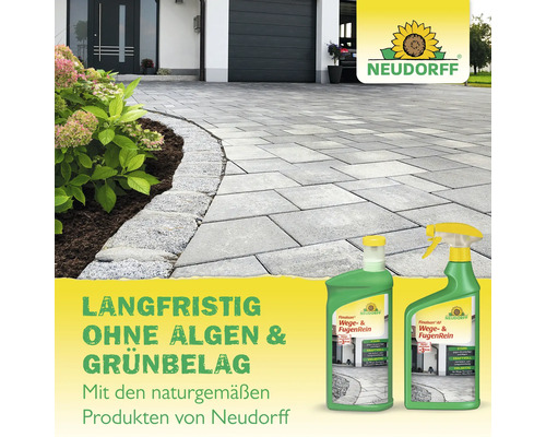 Sauber gereinigte Pflastersteine einer Einfahrt neben einem Blumenbeet und zwei Flaschen Neudorff Finalsan Wege- und FugenRein.