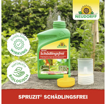 Neudorff Logo, Spruzit Schädlingsfrei Konzentrat mit Messbecher auf einem Baumstumpf im Garten, biologischer Pflanzenschutz mit zuverlässiger Wirkung.