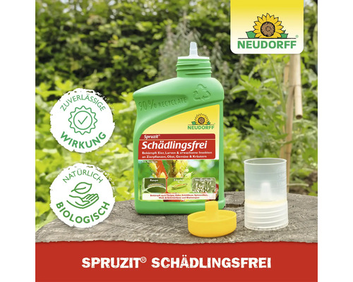 Neudorff Logo, Spruzit Schädlingsfrei Konzentrat mit Messbecher auf einem Baumstumpf im Garten, biologischer Pflanzenschutz mit zuverlässiger Wirkung.
