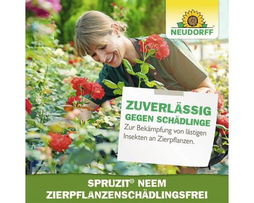 Frau pflegt Rosen im Garten mit Hinweisschild zu Spruzit Neem Pflanzenschutz gegen Schädlinge an Zierpflanzen. Neudorff Logo.