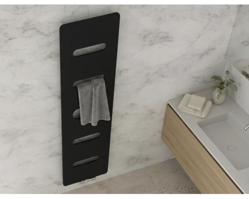 Schwarzer Design-Handtuchheizkörper an einer Marmorwand im Badezimmer, neben einem hellen Waschtisch mit Waschbecken.