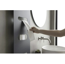 Moderner, dunkelgrauer Handtuchheizkörper mit Aussparungen für Handtücher in einem hellen Badezimmer mit Waschbecken und Spiegel.