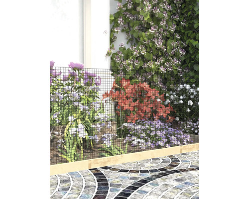 Drahtzaun als Beeteinfassung in einem Garten mit verschiedenen Blumen und einem Mosaikweg.