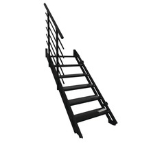 Schwarze Metalltreppe mit einseitigem Geländer und sieben Stufen.
