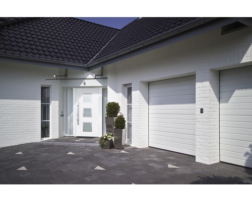 Einfamilienhaus mit Garage und gepflasterter Einfahrt