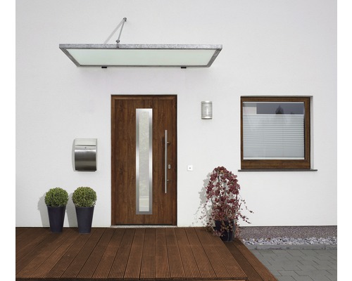 Eingangsbereich eines Hauses mit Haustür, Vordach, Briefkasten und Fenster