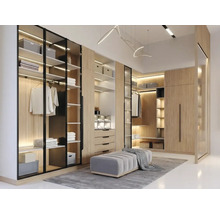 Begehbarer Kleiderschrank in Holzoptik mit Glastüren, integrierter LED-Beleuchtung, Schubladen, Regalfächern und einer grauen Sitzbank.