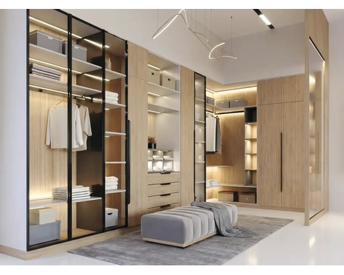 Begehbarer Kleiderschrank in Holzoptik mit Glastüren, integrierter LED-Beleuchtung, Schubladen, Regalfächern und einer grauen Sitzbank.