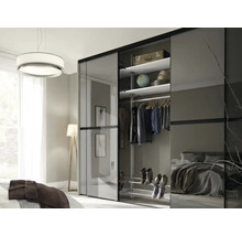 Moderner Schwebetürenschrank mit Glasfronten in einem Schlafzimmer, Inneneinteilung mit Fachböden, Kleiderstange und Schuhregal.