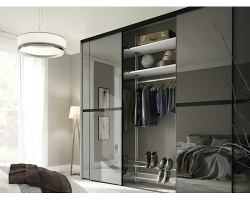 Moderner Schwebetürenschrank mit Glasfronten in einem Schlafzimmer, Inneneinteilung mit Fachböden, Kleiderstange und Schuhregal.