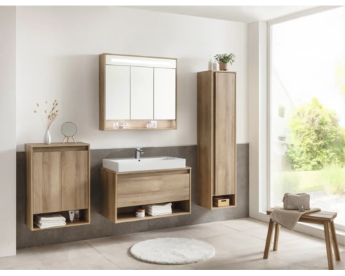 Modernes Badmöbel-Set in Holzoptik mit Waschtischunterschrank, weißem Waschbecken, Spiegelschrank mit Beleuchtung sowie Hoch- und Mittelschrank.