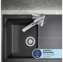 Draufsicht auf eine Küchenspüle mit Einhebelmischer. Grohe SilkMove Logo weist auf eine präzise und langlebige Bedienung der Armatur hin.