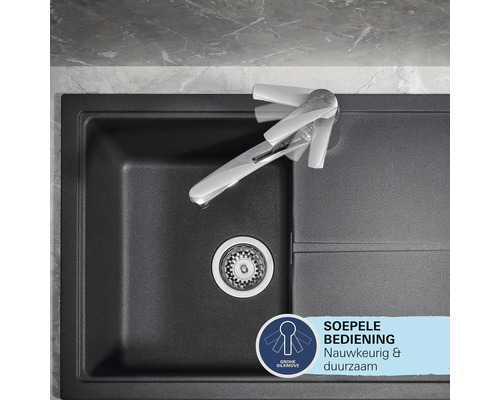 Draufsicht auf eine Küchenspüle mit Einhebelmischer. Grohe SilkMove Logo weist auf eine präzise und langlebige Bedienung der Armatur hin.