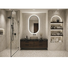Modernes Badezimmer mit Marmorwänden, begehbarer Dusche, dunklem Waschtisch, ovalem Leuchtspiegel und einer beleuchteten Wandnische.