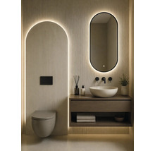 Moderne Wand-Toilette, Holz-Waschtisch mit rundem Aufsatzbecken und hinterleuchteter ovaler Spiegel vor einer Wand mit vertikalen Holzlamellen.