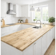 Moderne, helle Küche mit Arbeitsplatten aus hellem Holz, weißen Schränken, einer Edelstahlspüle und einem großen Fenster.