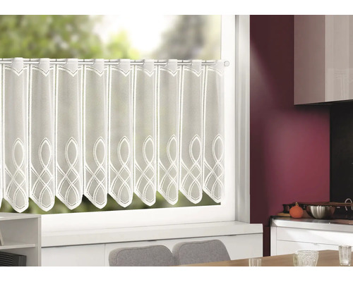 Weiße, halbtransparente Scheibengardine mit Stickerei und bogenförmigem Abschluss an einer Gardinenstange vor einem Küchenfenster.