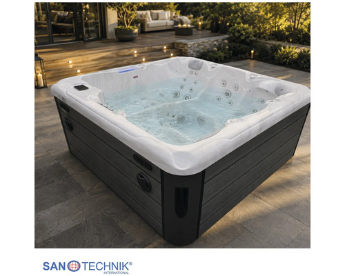Sanotechnik Außenwhirlpool mit weißer Wanne und dunkler Verkleidung auf einer geräumigen Terrasse bei Dämmerung. Sanotechnik Logo.