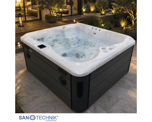 Quadratischer Außenwhirlpool mit dunkler Verkleidung auf einer beleuchteten Terrasse im Garten. Sanotechnik International Logo.