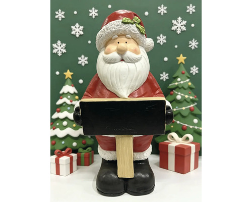 Weihnachtsmann Figur mit schwarzer Schiefertafel zum Beschriften, stehend zwischen Tannenbäumen und Geschenken.