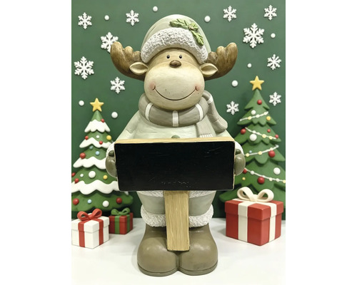 Weihnachtsdekoration mit einer Elchfigur, die eine Kreidetafel hält, umgeben von zwei Tannenbäumen, Geschenken und Schneeflocken.
