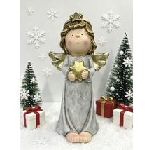 Weihnachtsengel-Figur mit goldenem Stern in den Händen, umgeben von kleinen Tannenbäumen und Geschenken auf Schnee.