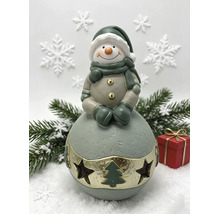 Dekofigur Schneemann auf verzierter Kugel mit Sternen- und Tannenbaum-Motiv, winterliche Weihnachtsdekoration.