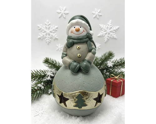 Dekofigur Schneemann auf verzierter Kugel mit Sternen- und Tannenbaum-Motiv, winterliche Weihnachtsdekoration.