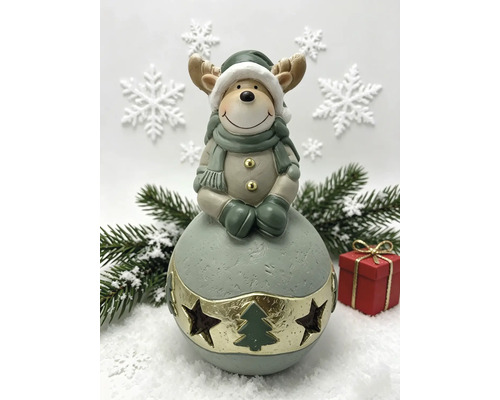 Weihnachtsdekoration Rentier auf Kugel mit Mütze, Schal und Handschuhen, winterliche Szene mit Tannenzweigen und Geschenk.