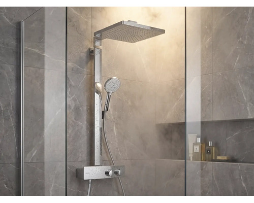 Modernes Duschsystem mit quadratischer Regendusche, Handbrause und Thermostatarmatur in einer hellen Dusche mit Marmorfliesen.