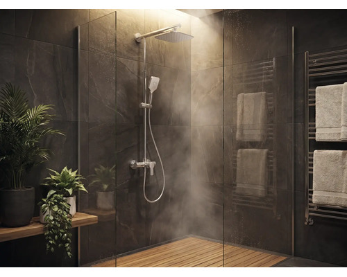 Modernes Badezimmer mit ebenerdiger Dusche, Regenduschkopf, Holzrost, Fliesen in Steinoptik, Handtuchheizkörper und Pflanzen.