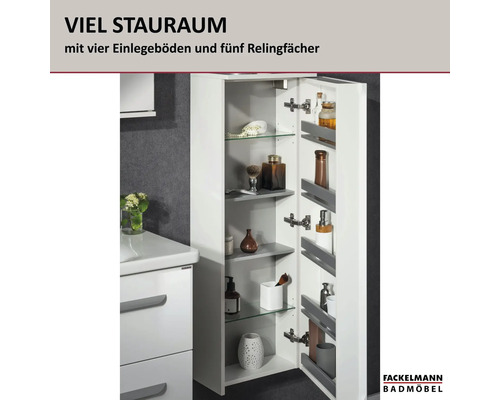 Offener weißer Bad-Seitenschrank mit vier Einlegeböden und fünf Relingfächern in der Tür, Fackelmann Badmöbel Logo.
