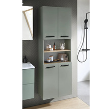Hoher Badschrank in Salbeigrün mit vier Türen, schwarzen Griffen und zwei offenen Holzregalen in modernem Badezimmer.