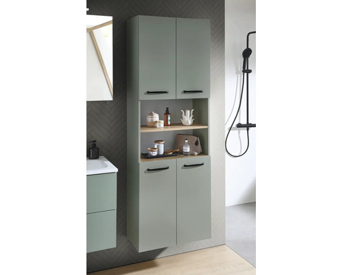 Hoher Badschrank in Salbeigrün mit vier Türen, schwarzen Griffen und zwei offenen Holzregalen in modernem Badezimmer.