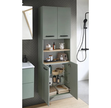 Moderner, organisierter Badezimmer-Hochschrank in Salbeigrün mit offenen Holzregalen und Glasböden in einem hellen Bad mit Fischgrätenwand.