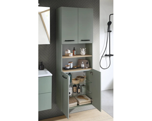 Moderner, organisierter Badezimmer-Hochschrank in Salbeigrün mit offenen Holzregalen und Glasböden in einem hellen Bad mit Fischgrätenwand.
