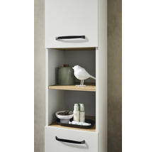 Weißer Badezimmer-Hochschrank mit zwei offenen Regalfächern in Eichenoptik und schwarzen Griffen.