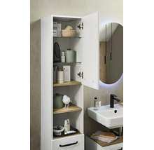 Moderner weißer Hochschrank im Badezimmer mit offener Tür, Glasböden und Holzregalen neben Waschbecken mit schwarzer Armatur, hell und organisiert.