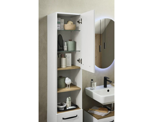 Moderner weißer Hochschrank im Badezimmer mit offener Tür, Glasböden und Holzregalen neben Waschbecken mit schwarzer Armatur, hell und organisiert.