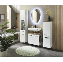 Modernes Badezimmer mit weißen Möbeln, Waschbecken, beleuchtetem ovalem Spiegel, Hochschrank und Badewanne.