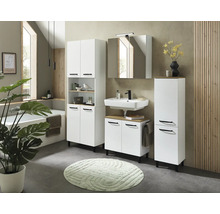 Modernes Badezimmerset mit weißen Schränken, schwarzen Griffen, Waschtisch und Spiegelschrank in einem hellen Badezimmer.