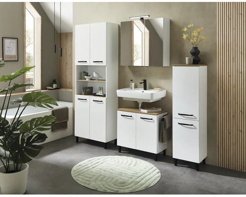 Modernes Badezimmerset mit weißen Schränken, schwarzen Griffen, Waschtisch und Spiegelschrank in einem hellen Badezimmer.