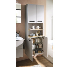 Moderner Badezimmer-Hochschrank mit zwei Türen oben, zwei offenen Holzregalfächern mittig und zwei Türen unten, eine davon geöffnet mit Glasböden.