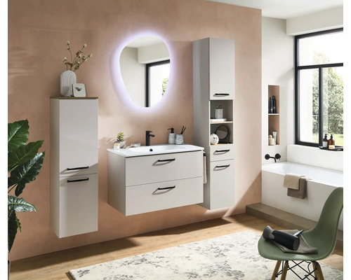 Modernes Badezimmermöbel-Set mit Waschtischunterschrank, zwei Hochschränken und beleuchtetem Spiegel in einem hellen, organisierten Badezimmer.