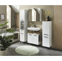 Modernes Badezimmer mit weißen Möbeln, schwarzen Griffen, Holz-Akzenten, Waschbecken, Spiegelschrank und Hochschränken in hellem, geordnetem Stil.