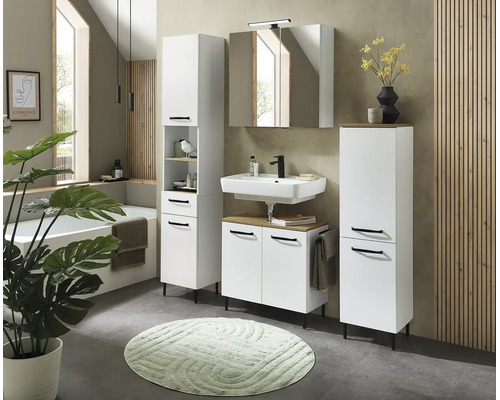 Modernes Badezimmer mit weißen Möbeln, schwarzen Griffen, Holz-Akzenten, Waschbecken, Spiegelschrank und Hochschränken in hellem, geordnetem Stil.
