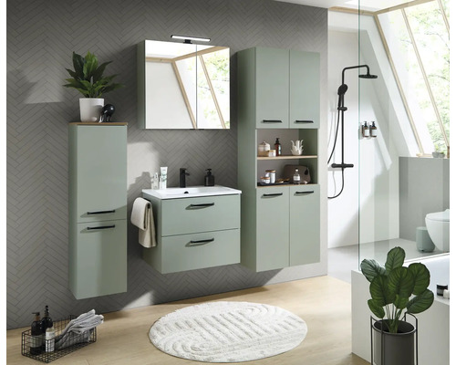 Modernes Badezimmermöbel-Set in Salbeigrün mit Waschbeckenunterschrank, Spiegelschrank und Hochschränken vor grauer Wand in Fischgrätoptik.