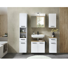 Modernes Badmöbel-Set mit weißen Schränken, schwarzen Griffen, Holz-Details, Spiegelschrank mit Beleuchtung und einem weißen Waschbecken.